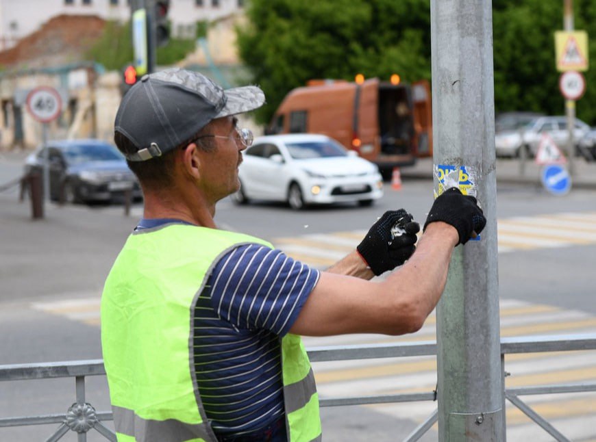 Извлечение выгоды из трудной ситуации в Казани возьмутся за рабочие дома Владельцы подобных заведений называют своё дело социально значимым но городские власти в этом сомневаются Сейчас ведется сбор информации о рабочих домах Социальная направленность данных трудовых общежитий неоднозначна В их деятельности присутствует элемент извлечения выгоды из трудной жизненной ситуации людей Граждане чью судьбу надломили игромания алкогольная и наркотическая зависимости трудятся на мелких подработках отдавая большую часть заработка представителю рабочего дома заявил начальник управления административно технической инспекции Казани Артур Мухаметшин Вечерка в MAX в Telegram