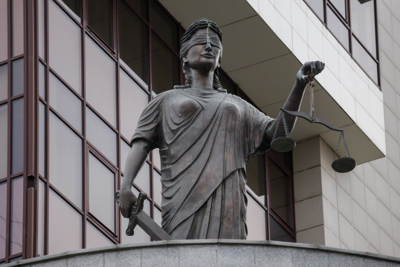 В Свердловской области впервые завели административное дело за поиск экстремистских материалов Информацию ФСБ передал оператор связи В Каменске Уральском рассматривают дело в отношении молодого человека по статье о поиске заведомо экстремистских материалов и получении доступа к ним ст 13 53 КоАП РФ Об этом It s My City рассказал основатель юридической конторы Сергей Барсуков и партнеры Сергей Барсуков По словам Барсукова молодой человек ехал в общественном транспорте наткнулся в интернете на информацию о полке Азов и РДК посмотрел ее но посчитал для себя неприемлемой Сведения о том что он ознакомился с каналами этих организаций оператор связи передал ФСБ Адвокат отказался называть оператора связи Барсуков называет материалы дела очень сырыми в них вошли две картинки и допрос обвиняемого в котором не отражен ни прямой ни косвенный умысел Адвокат считает что во время допроса сотрудники ФСБ оказывали психологическое давление на молодого человека Сегодня прошло второе заседание по делу На него не явились сотрудники ФСБ и МВД Каменска Уральского которых вызывали как свидетелей по делу Суд удовлетворил ходатайство Барсукова и вернул дело в полицию для исправления неточностей Адвокат считает что дело прекратят так как фактура собрана ненадлежащим образом либо найдут что добавить в материалы дела признаны в России террористической организацией