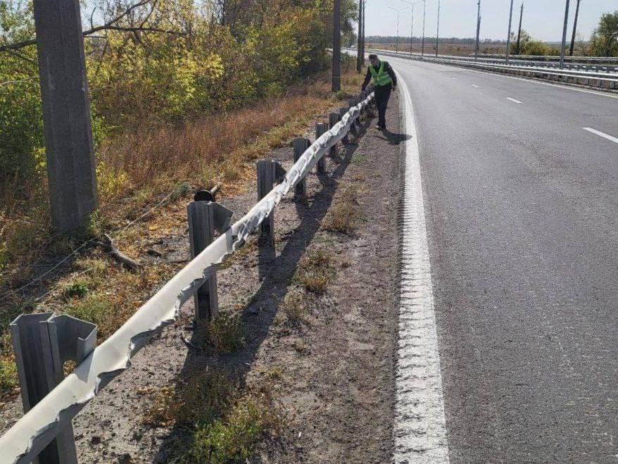 Инспекторами Территориального отдела государственного автодорожного надзора по ДНР МТУ Ространснадзора по ЮФО проведён осмотр участка автомобильной дороги общего пользования федерального значения Р-150 Белгород-Старобельск-Донецк-Мариуполь  В ходе рейдового мероприятия осуществлён осмотр повреждённого металлобарьерного ограждения на наличие маркировки изделий, а также произведено инструментальное обследование автомобильной дороги.  По итогам обследования на контролируемое лицо составлен акт и протокол инструментального обследования. Профилактические мероприятия Госавтодорнадзора в новых субъектах проводятся в усиленном режиме в связи с необходимостью соответствия новых регионов стандартам качества автодорог Российской Федерации.  Минтранс ДНР Подпишись