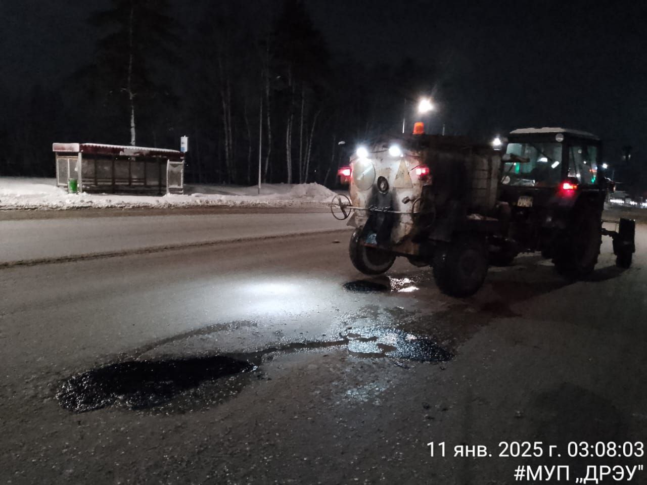 ‍ Аварийные ямы устраняют в Ижевске  Дорожные службы приступили к устранению ям на улицах Ижевска, сообщает пресс-служба городской Администрации.  В ночь на субботу ремонтные бригады работали на улицах Ленина, 10 лет Октября, Камбарская, 40 лет Победы. Подрядная организация использует для устранения дефектов литой асфальтобетон. За ночь рабочие заделали 35 кв метров аварийных ям.  Ремонт продолжится в ближайшие дни.   #Удмуртия #Ижевск