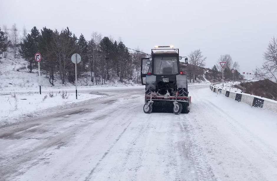 67 единиц техники расчищают трассы в Забайкалье от снега Однако движение остаётся затруднённым на двух участках автодорогах Коротково Менза и Краснокаменск Кайластуй Причиной стали множественные снежные перемёты опасные сугробы образующиеся из за сильного ветра В настоящий момент пять единиц техники пробивают проезд на трассе Краснокаменск Кайластуй на наиболее проблемных километрах На других дорогах регионального значения такие препятствия не зафиксированы Водителям рекомендуют по возможности отказаться от дальних поездок Если поездка неизбежна необходимо строго соблюдать скоростной режим и дистанцию чтобы избежать заноса на опасных участках Обо всех осложнениях на дорогах снежных заносах гололедице и других можно сообщить в круглосуточный Центр сбора информации ГКУ Забавтодор по телефону 8 3022 21 20 68   zabnews ru l 65514   Подписаться в MAX