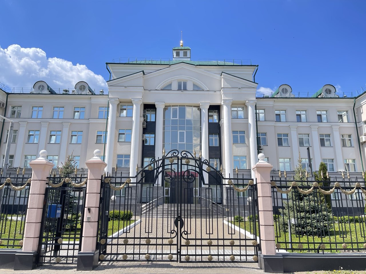 Сотрудниками УФСБ России по Республике Мордовия пресечена деятельность бывшего генерального директора ООО Саранский Ветсанутильзавод обвиняемого в хищении бюджетных средств С 2020 по 2022 год он заключал фиктивные договоры аренды спецтехники с близкими родственниками не осуществляя фактическую аренду Ежемесячные платежи в размере 30 000 рублей переводились на контролируемые им счета общая сумма составила 822 тысячи рублей Злоумышленник обналичил деньги и потратил их на личные нужды Уголовное дело возбуждено по ч 3 ст 159 УК РФ мошенничество Обвиняемый признал вину и возместил ущерб Материалы дела направлены в суд для дальнейшего рассмотрения
