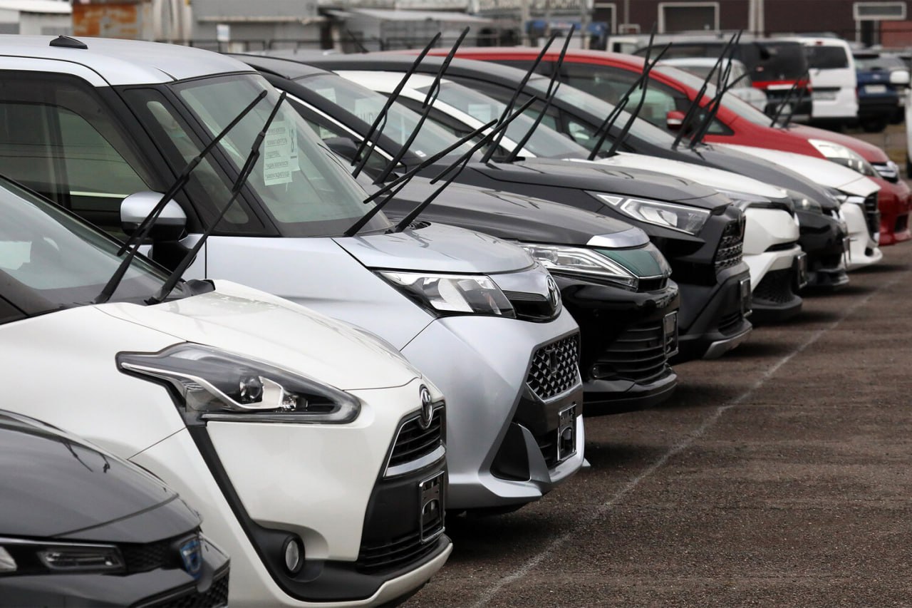 В России пока не будут запрещать праворульные машины Речи о запрете праворульных автомобилей в России сейчас не идет и пока никаких рестрикций в отношении таких машин не предполагается сообщил глава Росстандарта Антон Шалаев Пока никаких рестрикций в отношении праворульных машин нет и не предполагается сказал Шалаев ТАСС При этом глава Росстандарта допустил что определенные изменения которые могут быть внесены в существующие ГОСТы в 2026 году потенциально могут привести к тому что будет сложнее подтвердить соответствие праворульной машины установленным требованиям Но речь о запрете праворульных машин не стоит подчеркнул Шалаев Читайте Газету Ru в MAX