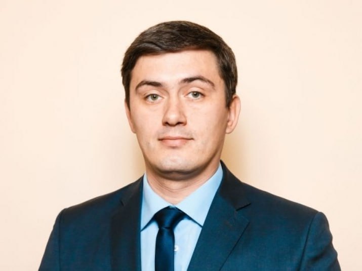 Бывшего ректора Читинской медакадемии судят за траты бюджетных денег на банкеты В Чите бывшего ректора ЧГМА Дмитрия Зайцева и секретаря приёмной комиссии Артура Емельянова будут судить за превышение должностных полномочий Обвинительное заключение по уголовному делу утвердил зампрокурора Забайкалья Сергей Цурбанов По данным следствия в 2021 2022 годах ректор при помощи секретаря приёмной комиссии подписывал документы для выделения денег из бюджета на выплаты ординаторам под видом материальной помощи под предлогом тяжелого материального положения последних На деле эти средства использовались для нужд приёмной комиссии например на питание организацию банкетов и покупку оборудования Секретарь приёмной комиссии помогал в этом Ущерб учебному заведению составил около 400 тысяч рублей Все деньги были добровольно возвращены помощником ректора в ходе следствия Уголовное дело направят в Центральный районный суд Читы для рассмотрения по существу Фото ЧГМА   ChitaMedia Забайкальский край