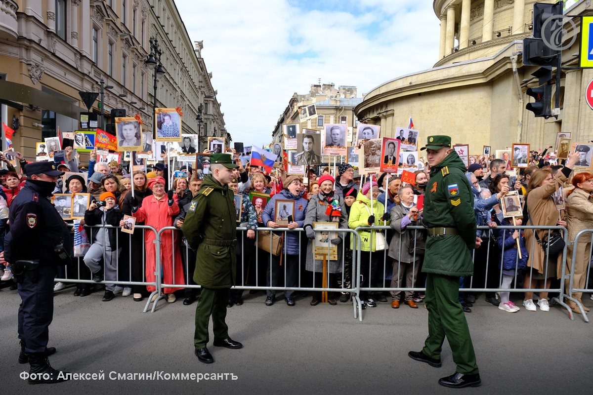 «Бессмертный полк» в Санкт-Петербурге в этом году хотят провести за час Очное шествие «Бессмертного полка» на Невском проспекте решили провести за один час, однако согласование на его проведение еще не получено. При этом на формирование колоны для шествия полка организаторы отведут два часа. Начало движения запланировано в 14:00 с площади Александра Невского, оно будет сопровождаться волонтерами и силовыми подразделениями, стало известно в ходе пресс-конференции в ТАСС 28 апреля. «Бессмертный полк» в этом году по всей России проходит по-разному — это и офлайн, и онлайн-режимы. Для разрешения на проведение акции был сделан запрос. По словам руководителя регионального отделения движения «Бессмертный полк России» Кирилла Смирнова, заявление «в установленном порядке подано, ждем решения по его рассмотрению». Помимо этого, автопробег «Бессмертного полка» пройдет 4 мая. Планируется, что его маршрут пройдет от Стеллы Победы на Московском проспекте до Стрелки Васильевского острова.