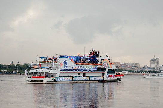 Турпоток из Благовещенска в Хэйхэ после введения безвиза вырос вдвое Данные привело министерство внешних связей и туризма Амурской области Так с 15 по 21 сентября по безвизовому режиму из Благовещенска в Хэйхэ выехало 5135 россиян За аналогичный период прошлого года при визовом режиме в Китай отправились 2579 туристов Основной спрос пришелся на пятницу и выходные дни Ожидается что в текущую неделю высокая активность путешествий в Китай сохранится отметили в министерстве Ранее Амурский Минтранс напомнил жителям региона что в Хэйхэ можно добраться как на автобусе так и на теплоходе При этом планировать поездку и покупать билеты лучше заранее билеты на автобус можно приобрести за 2 месяца а на теплоход до конца речной навигации конец октября Также в министерстве ответили на основные жалобы амурчан касающиеся перевозок из Благовещенске в Хэйхэ Фото архив министерство культуры и национальной политики Амурской области