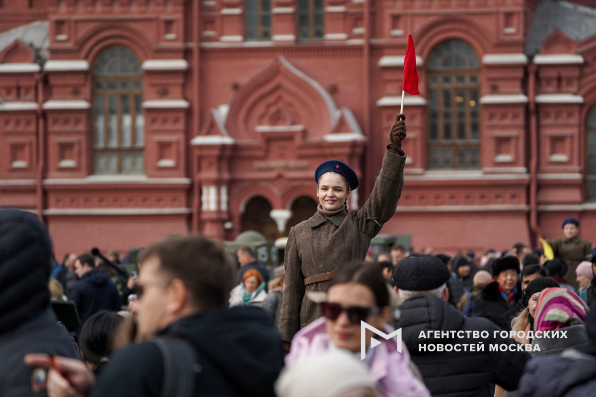 Иммерсивный музей под открытым небом, посвященный 80-й годовщине Парада Победы 1945 года, будет работать на Красной площади с 21 по 24 июня. Там можно будет увидеть, как Москва встречала победителей и отмечала Победу в Великой Отечественной войне, сообщил Сергей Собянин. Музей будет разделен на несколько тематических зон: «Москва встречает Победу», поезд Победы «Мы из Берлина», парк победителей, театральная сцена. Впервые воссоздадут исторический «Фонтан победителей», который перенесет присутствующих в июнь 1945-го. Работать музей будет 4 дня, вход бесплатный, отметил мэр Москвы. «Москва»