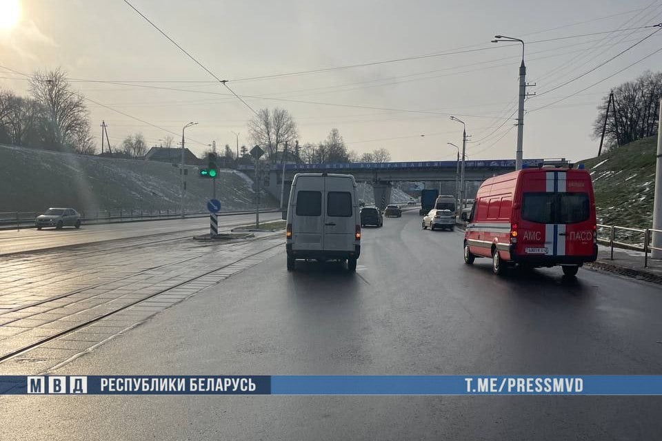 ДТП в Витебске: погиб ребенок   #гаи_витебск  Сегодня около часа дня водитель автомобиля Mercedes-Benz Sprinter при проезде регулируемого пешеходного перехода, по предварительной информации, двигаясь на запрещающий сигнал светофора, не предоставил преимущество 9-летнему пешеходу.   В результате наезда мальчик погиб.  На месте происшествия работают сотрудники ГАИ и следственно-оперативная  группа.     Водителям при проезде регулируемого перекрестка следует неукоснительно соблюдать требования сигналов светофора!   Если перед пешеходным переходом находятся остановившиеся транспортные средства - заблаговременно снизить скорость и быть готовыми к появлению пешеходов из-за стоящего транспорта.