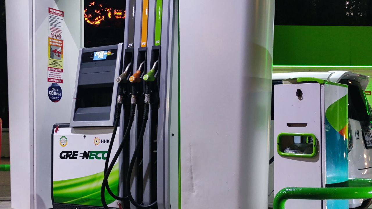 В Магаданской области заморозили цены на бензин до 2026 года В последние месяцы колымчане фиксировали почти еженедельное подорожание бензинов АИ 92 и АИ 95 тогда как цены на дизельное топливо оставались стабильными В ходе переговоров региональных властей с местными компаниями достигнуто соглашение о заморозке стоимости топлива на заправках Колымы Магаданская область остается одним из немногих субъектов РФ где действует государственное регулирование предельных оптовых и розничных надбавок на нефтепродукты РБК Восток в Telegram и MAX