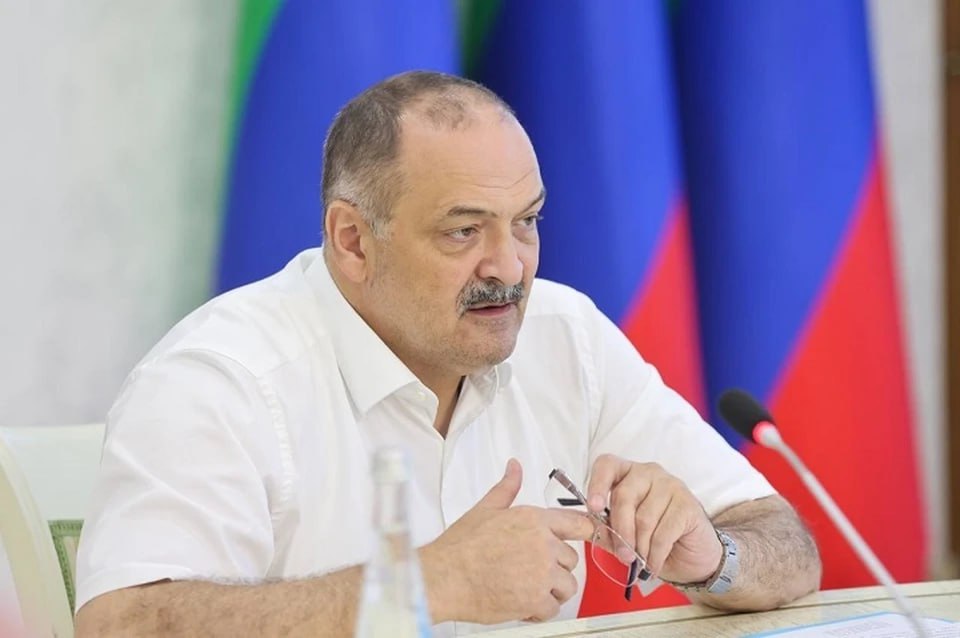 Главный аграрный вуз Дагестана оказался под ударом критики главы региона на фоне скандала  Неделю назад в ходе обыска в Дагестанском государственном аграрном университете им. М.М. Джамбулатова силовики обнаружили 5 млн рублей, а также записки от студентов, что эти деньги якобы за сдачу сессий. Идёт следствие. Но глава региона не стал дожидаться посадок, тем более что претензий к университету и так накопилось много. Главная из них в том, что вуз не выполняет свою основную функцию!   «Роль аграрного университета в подготовке специалистов крайне незначительна. Посмотрите на любой инвестиционный проект в сфере сельского хозяйства - практически на всех предприятиях в качестве технологов работают специалисты из других регионов и даже стран. Такое отношение к образованию в ключевом для Дагестана секторе экономики недопустимо. Поэтому я поручил проверить организацию учебного процесса и выполнение решений нашего Совета по АПК»,  — заявил сегодня Сергей Меликов.  Всё правильно. Нужен порядок! В школах СКФО сегодня открывают десятки аграрных классов. Кадры для АПК, по сути, готовят со школьной скамьи. Но чтобы эта отличная идея не захлебнулась в будущем — профучилища и вузы должны по качеству и честности соответствовать грандиозным планам развития сельского хозяйства.