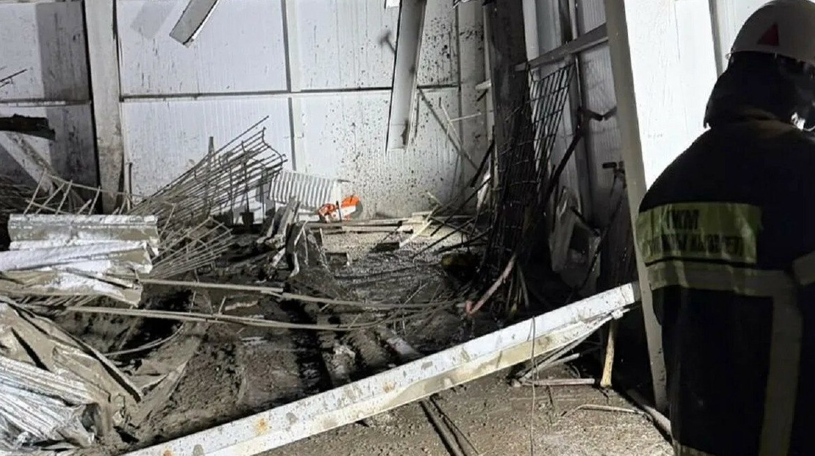 В Павлодаре под завалами школы нашли тело мужчины В Павлодаре завершились поисковые работы на месте обрушения школы спасатели извлекли тело мужчины передает ArbatMedia Тело погибшего обнаружили под завалами на строительной площадке на улице Казахстанской правды Как сообщили в пресс службе ДЧС Павлодарской области к поискам привлекались кинологи а также использовалось специальное оборудование включая тепловизоры Это позволило установить точное местонахождение строителя который оказался под обломками после обрушения Обрушение произошло накануне в строящемся здании школы По данным Департамента полиции по факту случившегося возбуждено уголовное дело по статье о нарушении правил безопасности при строительстве Ранее сообщалось что в результате происшествия пострадали два человека Их доставили в медицинское учреждение где после осмотра было принято решение о переводе на амбулаторное лечение Прислать новость