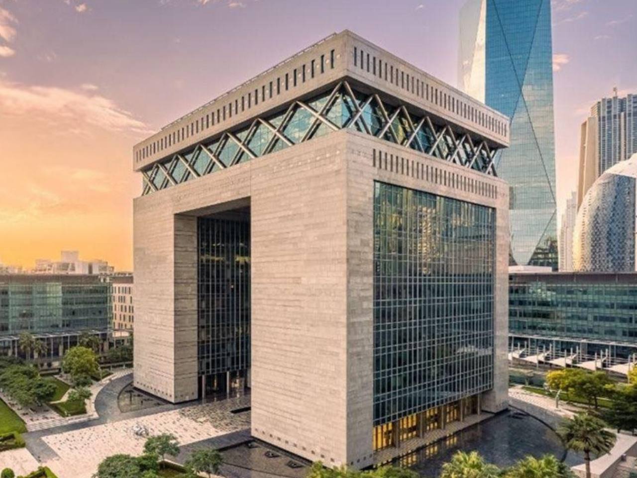 Дубай в топ 4 мировых финтех столиц Согласно рейтингу Global Financial Centres Index Дубай вошёл в четвёрку лучших финтех хабов мира и поднялся на 11 е место в общем зачёте финансовых центров Основной вклад в этот рост внёс Дубайский международный финансовый центр DIFC где сосредоточено более 1 500 финтех компаний привлекших свыше 4 2 млрд инвестиций DH future