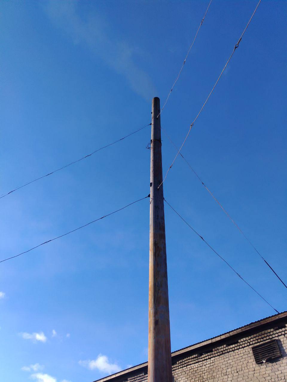 Региональный эконадзор продолжает обследования в сфере охраны атмосферного воздуха на территории края и Читы Внеплановые проверки в отношении хозяйствующих субъектов которые загрязняют атмосферный воздух проводятся в течение всего отопительного сезона Сначала текущего года проведено более 240 выездных обследований объектов разной категории для выявления нарушений и оценки их влияния на атмосферу в том числе порядка 60 с органами прокуратуры Выявлено почти 200 нарушений обязательных требований законодательства и проведено около 400 профилактических мероприятий Проверяются котельные СТО шиномонтажных магазинов и более крупные котельные Самые распространенные нарушения это отсутствие газоочистного оборудования площадок для взятия проб воздуха а также отсутствие обязательных экологических платежей Наличие газоочистки это обязательная норма которая установлена федеральным законом об охране атмосферного воздуха Поэтому все хозяйствующие субъекты имеющие печное оборудование обязаны иметь и газоочистку Её отсутствие влечет наложение административного штрафа в размере от одной до двадцати тысяч рублей Также предусмотрена ответственность в виде административного приостановления деятельности на срок до девяноста суток Минприроды эконадзор