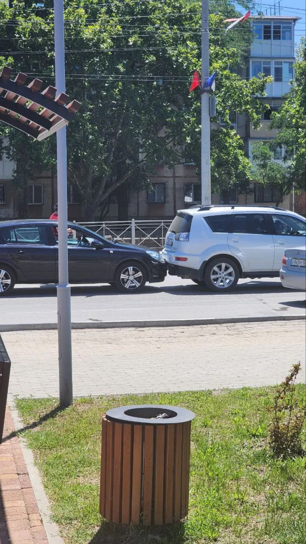 В Керчи произошла авария В Керчи 7 июля на улице Маршала Еременко произошла авария. О происшествии сообщают очевидцы в группе «Ситуации на дороге»,- передает КерчьФМ Предположительно, ДТП произошло из-за несоблюдения дистанции. О пострадавших не сообщается... подробнее