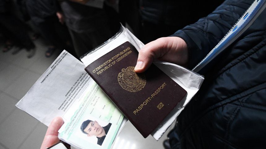 Запрет на работу в России для мигрантов с судимостями — давно назревшая мера. В Госдуме предложили запретить трудовую деятельность в России мигрантам, имеющим судимости - как в РФ, так и за рубежом. Инициатива исходит от зампреда думской фракции «Новые люди», которая направила соответствующее обращение главе МВД Владимиру Колокольцеву. Сейчас иностранцы, получающие патент на работу, не проходят полноценную проверку на криминальное прошлое. Это создаёт риски для безопасности граждан, способствует росту преступности и подрывает доверие к миграционной политике. Депутат предлагает ввести обязательную автоматическую проверку при подаче заявления на патент или разрешение на работу. Если у мигранта обнаружатся судимости, документы будут аннулированы. Это абсолютно логичное предложение, и его реализация давно назрела. Безопасность общества должна быть приоритетом, и допуск в страну лиц с криминальным прошлым - недопустимый риск. Подобные меры уже действуют во многих странах, и России пора перенять этот опыт. #Россия #миграция #мигранты #криминал #судимость