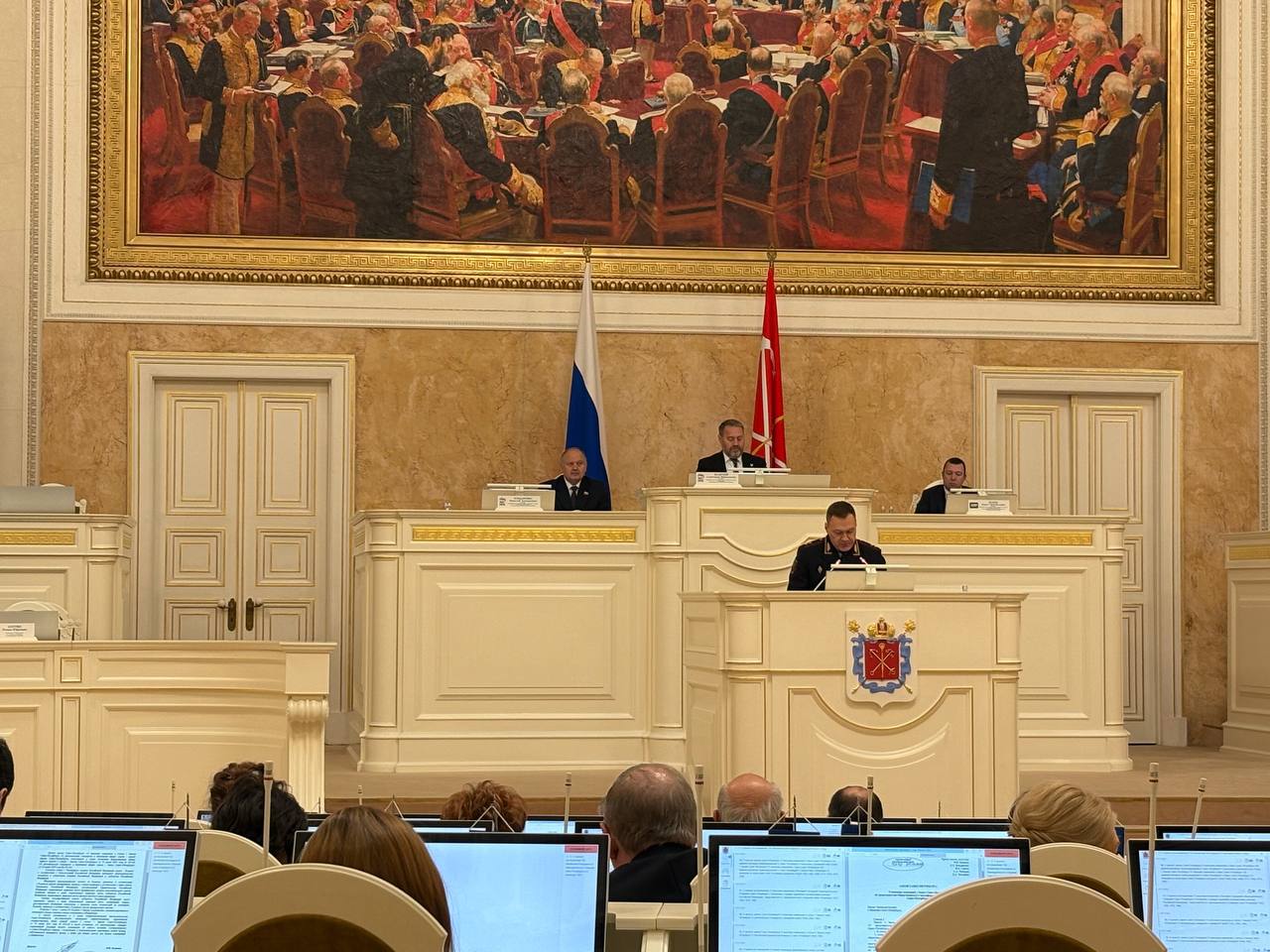 Уровень преступности в Петербурге на 14 ниже среднероссийского показателя рассказал в ходе отчёта в Законодательном собрании начальник ГУ МВД по городу и Ленобласти Роман Плугин Что ещё сообщил начальник госуправления МВД на заседании Уровень преступности в Северной столице составил 1044 преступления на 100 тысяч населения что на 14 ниже среднероссийского показателя 1215 преступлений Раскрываемость тяжких и особо тяжких преступлений против личности превысила 95 Раскрыто 23 тыс преступлений и установлено более 15 тыс лиц их совершивших В Петербурге число преступлений связанных с экстремистской и террористической деятельностью выросло на 44 Установлены лица причастные к совершению шести терактов и четырёх диверсий Из Петербурга за предыдущий год выдворили 9 5 тыс нелегальных мигрантов Ксения Ерохина ДП Подписаться на ДП в Telegram MAX