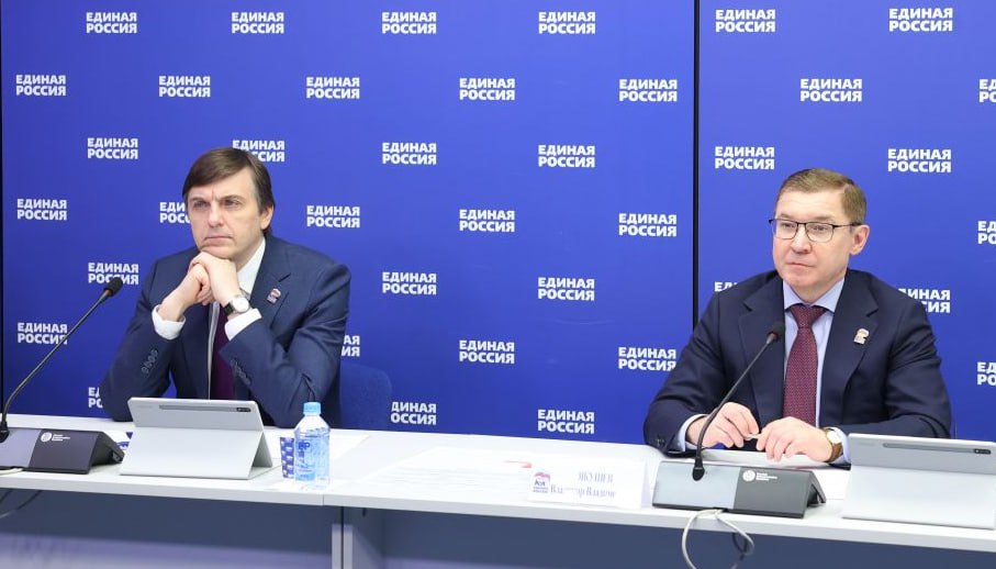 По итогам 2025 года в восьми регионах остаются недостроенными 11 школ в 14 регионах сорваны сроки капремонта 19 школ и детсадов Однако в общем объеме это составляет меньше 1 5 по школам и ниже 1 по детским садам от общего количества ремонтируемых объектов завил глава Минпросвещения РФ Сергей Кравцов в ходе заседания штаба Единой России по строительству и капремонту объектов образования в регионах В полном объеме завершили строительство плановых объектов 25 регионов Адыгея Башкирия Бурятия Дагестан Тува КБР Чувашия Алтайский Забайкальский Краснодарский Пермский и Приморский края Архангельская Брянская Калининградская Курская Ленинградская Липецкая Нижегородская Новосибирская Омская Оренбургская Псковская и Томская области а также ХМАО Отдельно выделю тех кто достиг первых в основном досрочных результатов в рамках нового нацпроекта Молодёжь и дети Здесь отличились Татарстан досрочно построивший две школы в Казани и Набережных Челнах Новосибирская область досрочно построившая школу в Новосибирске Якутия Также отмечу Дагестан который в опережающем режиме ввел две школы Кроме того 16 регионов ввели 21 школу из задолженности прошлых лет добавил Кравцов По итогам 2025 года полностью выполнили свои обязательства по капремонту 50 регионов Среди лидеров Курганская область где отремонтировано 46 зданий Хочу также поблагодарить Новосибирскую область 40 зданий Башкирию Ставропольский край Северную Осетию Алтайский край Вологодскую область Якутию Белгородскую область Тульскую область и город Севастополь отметил министр К концу 2026 года регионы должны по плану сдать 70 вновь построенных школ три детских сада капитально отремонтировать 1 109 школ свыше 350 детсадов и 270 колледжей