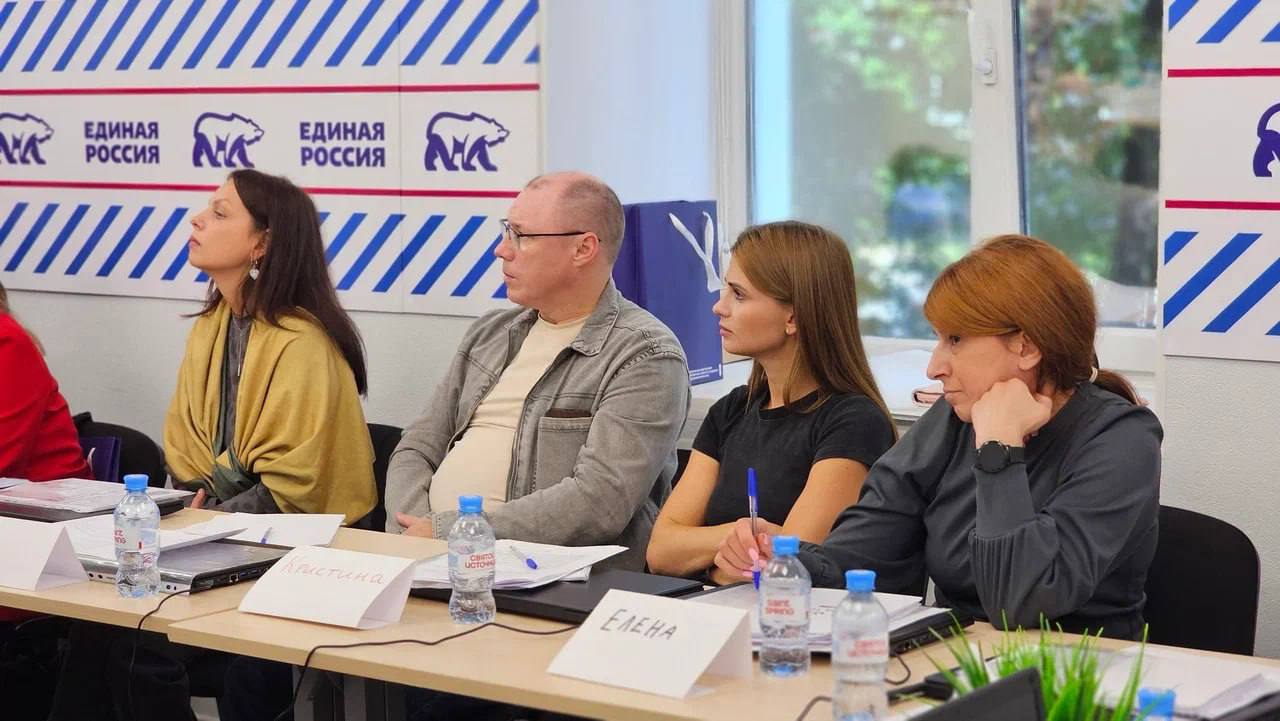 В Мурманской области стартовала программа СВОй бизнес для участников СВО В Мурманске на площадке Штаба общественной поддержки Единой России начался пятидневный бизнес интенсив для участников специальной военной операции и членов их семей Программа СВОй бизнес организованная при поддержке правительства региона объединила 23 северянина из Мурманска Североморска Оленегорска и Мончегорска Участники интенсива освоят основы составления бизнес планов финансового планирования налогового учета и маркетинга Также в рамках программы они посетят действующие предприятия малого и среднего бизнеса где начинающие предприниматели смогли получить практические советы от опытных владельцев компаний Проект реализуется Единой Россией Опора России и Корпорацией МСП при содействии Фонда Защитники Отечества До конца года программа СВОй бизнес пройдет более чем в 40 регионах страны