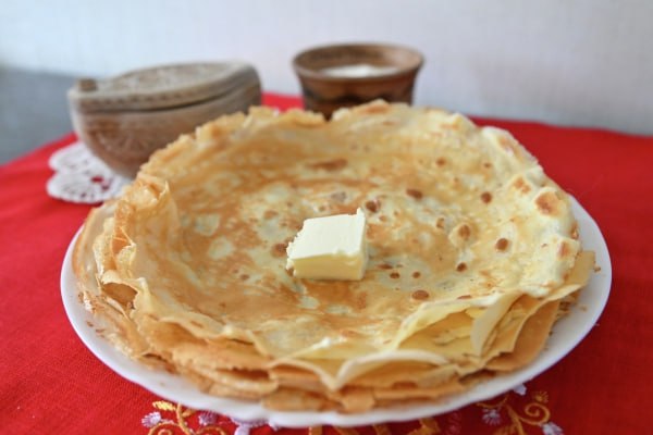 Шеф повар поделился рецептом царских красных блинов Они готовятся на молоке и опаре с добавлением взбитых сливок и белков Так мучное изделие получается нежным и жирненьким Об этом в беседе с радиостанцией Говорит Москва рассказал историк кулинарии Антон Прокофьев Один из старых рецептов ещё из сборника рецептурного Игнатьевой XIX века это царские блины красные Там и опара и молоко и взбитые сливки и взбитые белки дорого богато и очень жирненько Зато вкус невероятно нежный Такие блины подходят для готовки и сейчас Молоко можно заменить ряженкой или кефиром добавил Прокофьев   govoritmoskva ru news 482405