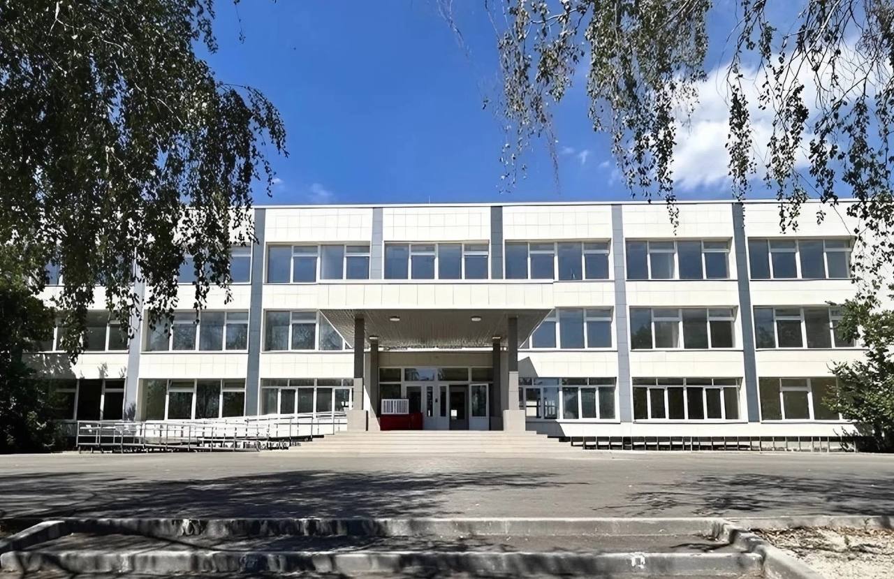 В Мариуполе завершается восстановление гимназии-школы № 1  Здание в Орджоникидзевском районе полностью преобразилось: укреплены конструкции, обновлены инженерные сети, установлены современные системы безопасности и видеонаблюдения. Отремонтированы фасад, классы, пищеблок, спортивный и актовый залы.  Школа площадью более 8,5 тысяч квадратных метров рассчитана на 700 учеников. Сейчас завершается пусконаладка оборудования и благоустройство территории. Уже к 1 сентября гимназия примет своих первых учеников после масштабного восстановления!