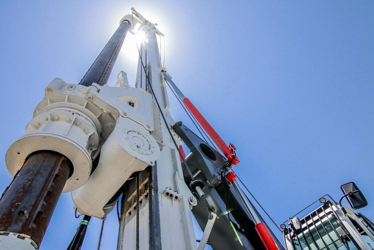 Переработка нефти усиливает позиции ТЭК более 11 6 млн тонн топлива на рынке По итогам года планируется произвести 13 7 млн тонн нефтепродуктов Топливно перерабатывающая отрасль Казахстана сохраняет положительную динамику За девять месяцев 2025 года производство нефтепродуктов составило 11 6 млн тонн что составляет 110 1 к аналогичному периоду прошлого года По итогам года планируется произвести 13 7 млн тонн нефтепродуктов или 100 7 к факту 2024 года отметил Ерлан Аккенженов Производство нефтегазохимической продукции составило 477 2 тыс тонн 115 8 к прошлому году План на 2025 год 589 7 тыс тонн что соответствует 109 2 к фактическим показателям 2024 года Объем производства сжиженного нефтяного газа достиг 2 3 млн тонн что составляет 101 1 к уровню прошлого года baq rus