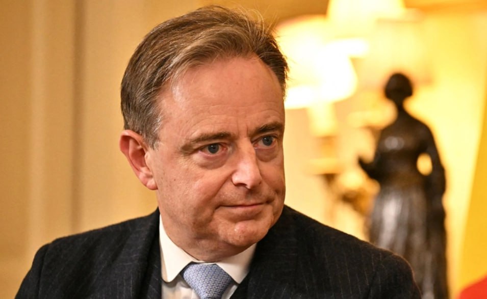 Премьер министр Бельгии Барт де Вевер отвергший на саммите Евросоюза идею о конфискации замороженных российских активов пошутил на пресс конференции про дачу в России Сейчас мне нужно ехать на свою дачу в Санкт Петербург где мой сосед Жерар Депардье а через дорогу бывший президент Сирии Башар Асад И я думаю что смогу стать там мэром Напишите об этом сказал он журналистам Фото Ben Stansall Reuters РБК в Telegram и MAX