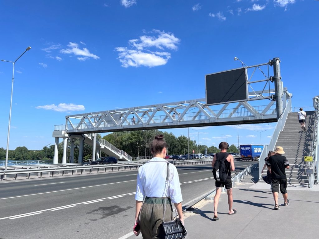 В Рязанской области наметилась тенденция к снижению дорожной аварийности  Об этом сообщили сегодня в ходе заседании комиссии при правительстве Рязанской области по обеспечению безопасности дорожного движения. Его провел заместитель председателя правительства региона – министр транспорта и автомобильных дорог Павел Супрун.  В работе приняли участие руководители областных министерств, правоохранительных органов, администрации г. Рязани, муниципальных образований региона.  На заседании обсуждались вопросы, связанные с ситуацией с аварийностью на дорогах региона и мерами по сокращению ДТП на трассах федерального значения и предупреждению детского дорожно-транспортного травматизма. Было отмечено, что по поручению Губернатора Павла Малкова в регионе усилена межведомственная профилактическая работа. По итогам 6 месяцев 2025 года наметилась тенденция к снижению дорожной аварийности.  На заседании речь также шла о готовности сил и средств, привлекаемых для ликвидации последствий дорожно-транспортных происшест...