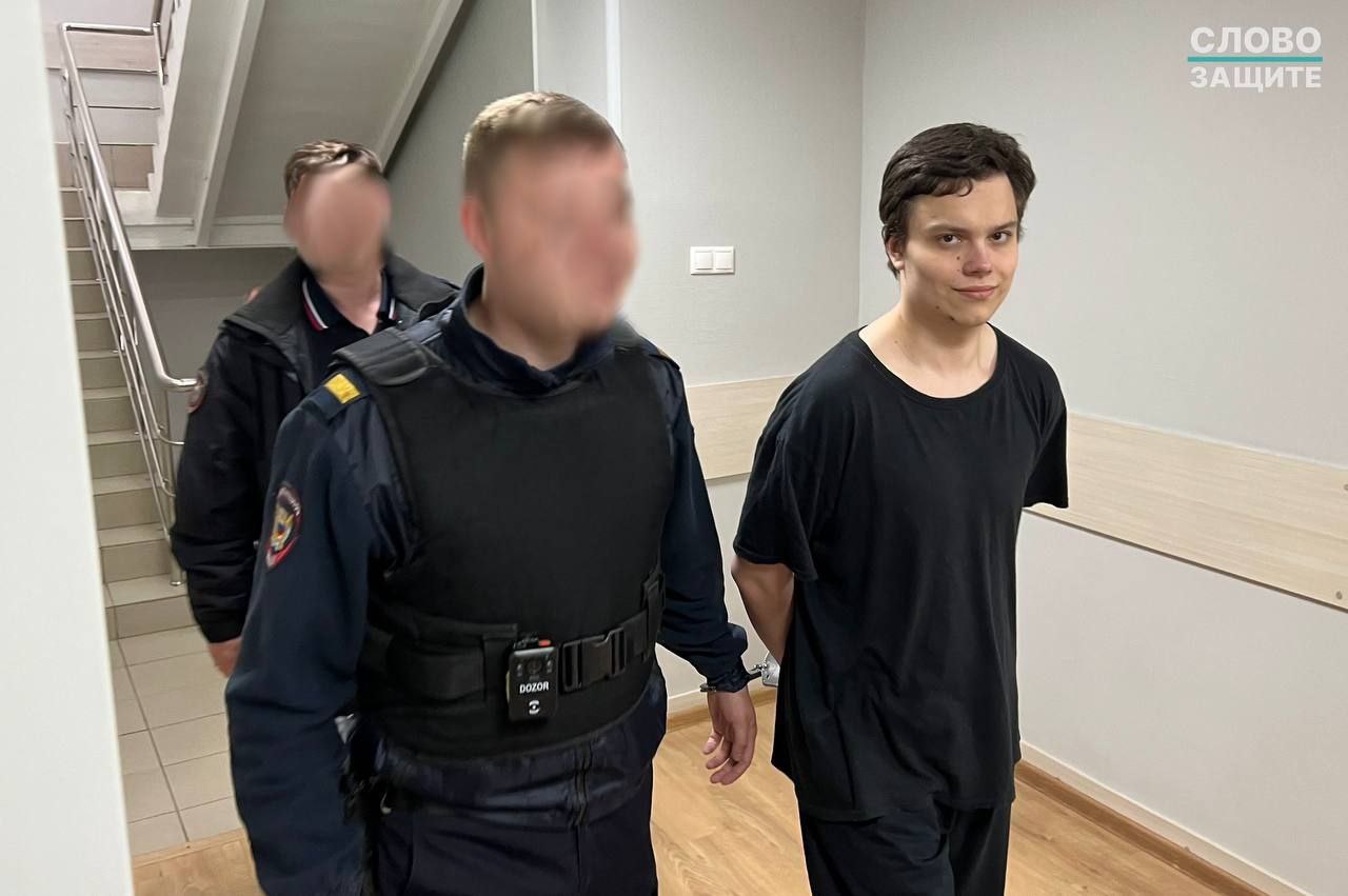 Московский областной суд в апелляции утвердил приговор Георгию Кеше Парамошину по делу Telegram канала НАЦДЕМ Ранее молодого человека приговорили к восьми годам лишения свободы Парамошин и другие участники движения НАЦДЕМ придерживаются националистических и ксенофобских взглядов Значительная часть контента Telegram канала движения направлена против мигрантов Вместе с тем авторы канала публиковали также материалы критикующие полномасштабное российское вторжение в Украину В последний раз канал обновлялся в марте 2024 года Незадолго до утверждения приговора Георгия Парамошина внесли в реестр террористов и экстремистов Росфинмониторинга Фото Слово защите Подписаться Связаться Поддержать Patreon