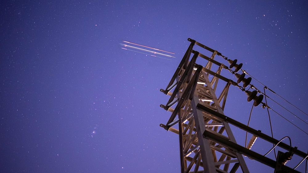 Из-за активности Солнца Starlink уже потерял 600 спутников   Спутники Starlink от компании Илона Маска SpaceX падают один за другим. В исследовании, которое вышло на ресурсе Frontiers, группа физиков под руководством Денни Оливейры из Центра космических полетов имени Годдарда НАСА подвела итог «спутникопаду» и подметила некие закономерности.  По данным на начало года, на орбите находилось 7086 старлинков, и это число стремительно растёт: текущая статистика «видит» в космосе уже 8873 спутника. Хотя старлинков очень много, потерян примерно каждый 15-й спутник, и это само по себе должно насторожить. Однако, почему они падают в основном в последнее время?    Подробнее на Meteovesti.ru     #Starlink #спутник