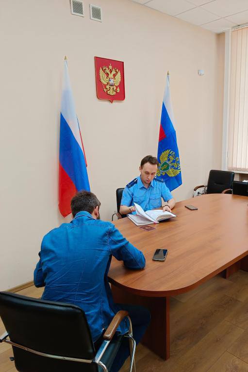 Во Всероссийский день приема предпринимателей исполняющий обязанности Казанского межрайонного природоохранного прокурора Артамонов М.Н. провел личный прием граждан по вопросам защиты интересов бизнес-сообщества. Поступившие от субъектов предпринимательской деятельности обращения касались порядка проведения внеплановых контрольных надзорных мероприятий, обязательного профилактического визита в ходе осуществления уполномоченными органами государственного экологического контроля надзора . По результатам приема заявителям даны устные разъяснения, а также организованы проверочные мероприятия.