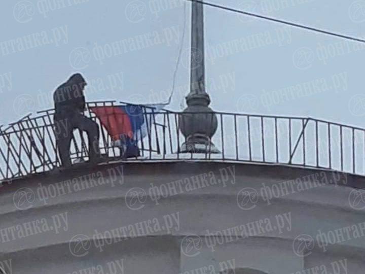 В Петербурге исчез ещё один флаг — в этот раз не досчитались триколора на улице Ленсовета в Московском районе На пропажу в полицию накануне пожаловался один из местных жителей. Испариться флагу помогли трое неизвестных, теперь их — вместе с триколором — ищут.