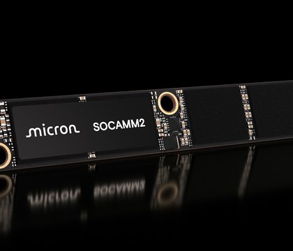 Micron представила модули памяти SOCAMM2 емкостью 192 ГБ они предназначены для ИИ серверов Компания Micron представила модули памяти SOCAMM2 емкостью 192 ГБ каждый Изделия базируются на чипах LPDDR5X и предназначены для специализированных ИИ серверов Как заявляет производитель емкость планок SOCAMM2 по сравнению с решениями предыдущего поколения увеличилась в полтора раза а энергоэффективность возросла на 20 при сохранении прежних габаритов