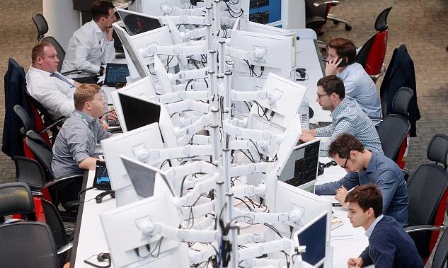 В России создадут центр по развитию искусственного интеллекта при правительстве РФ. Об этом рассказал вице-премьер Дмитрий Григоренко на Глобальном цифровом форуме в Нижнем Новгороде. Теперь все проекты с ИИ будут координировать в одном месте, чтобы собирать лучшие практики со всей страны и масштабировать их. В качестве примера Григоренко привёл опыт Сахалина — там дроны с ИИ ищут свалки, — а также Нижнего Новгорода, где искусственный интеллект помогает в МФЦ отвечать на обращения.