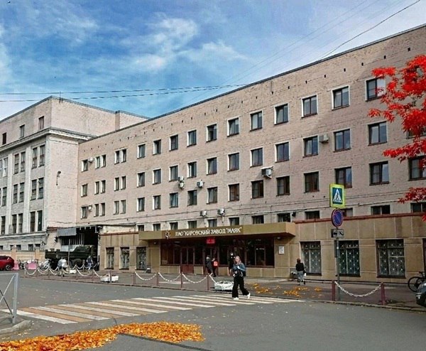 В ПАО Кировский завод Маяк концерн Калашников начали серийное производство деталей из композитного материала Новая отечественная разработка позволит предприятию не зависеть от сторонних поставок композитных деталей и снизить расходы на их транспортировку На специальном станке изготавливают детали из композитных материалов которые выдерживают температуру до 300 C Оборудование способно плести более двух с половиной километров композитной ткани в час а также наматывать до 80 нитей одновременно Из этих материалов будут изготавливаться детали для изделий производящихся на Маяке Сейчас мы продолжаем совершенствовать процесс с целью уменьшения затрат и времени на производство деталей В ближайшее время планируется вывести систему на круглосуточный режим работы рассказали на предприятии