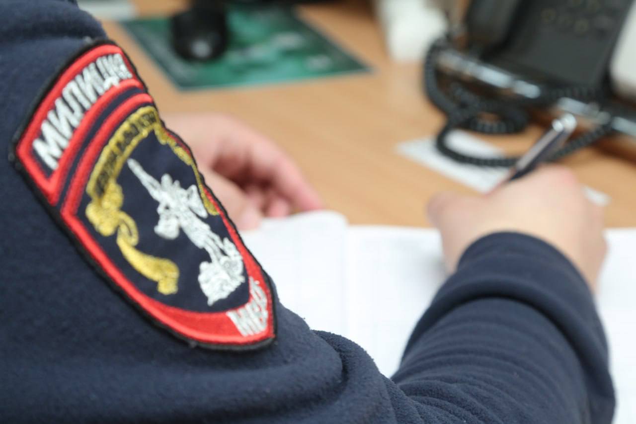 Штраф за разбитое окно  С заявлением в Рыбницкий ОВД обратилась 67-летняя жительница города. Пояснила, 8 июля у неё разбили оконное стекло и повредили деревянную раму.  Правоохранители выяснили, дом заявительницы разделён на две части. В одной живёт она, в другой – пасынок с супругой. Последние в тот злополучный вечер в своём крыле на повышенных тонах выясняли отношения.  В какой-то момент жена неродного сына оказалась у окна заявительницы, оно разбилось. Пожилая хозяйка дома услышала звон бьющегося стекла и вышла во двор посмотреть, что происходит. Увидев повреждённое окно, вызвала милицию.  Со слов «невестки», всё вышло случайно. Пенсионерка же считает, это было сделано намеренно – уже много лет «родственники»-соседи с ней конфликтуют.  За повреждение чужого имущества жене пасынка грозит админответственность и штраф.     Пресс-центр МВД ПМР