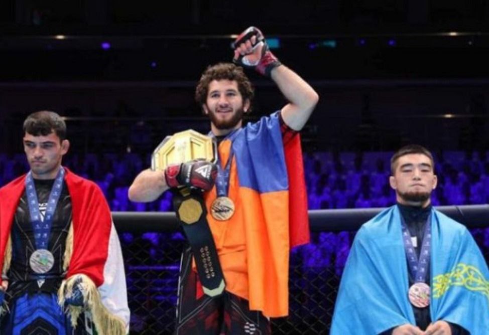 Армянский борец по смешанным единоборствам  MMA  Спартак Микаелян завоевал золотую медаль на молодёжном Чемпионате Мира MMA.  Армянский борец по смешанным единоборствам  MMA  Спартак Микаелян завоевал золотую медаль на молодежном Чемпионате Мира, проведенном Международной федерацией ММА  IMMAF  в Ташкенте.  В весовой категории 74,8 кг Микаелян одержал победы в четырех поединках, сообщает пресс-служба Министерства образования, науки, культуры и спорта республики. Еще в одном бою победа была присуждена Микаеляну, поскольку его соперник отказался выйти на ринг.  Микаелян стал первым в истории Армении чемпионом мира по смешанным единоборствам.