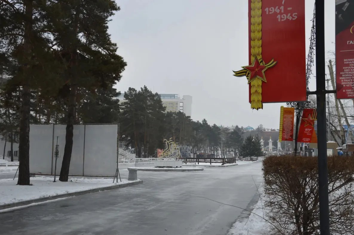 Пробный слой льда нарастили на народном катке в Хабаровске На хабаровской краевой набережной приступили к новому этапу создания народного катка Там залили пробный слой приступить к полноценной заливке смогут когда температура опустится еще ниже нынешних значений Всего же для открытия катка необходимо заморозить поверхность не менее 5 см Если погодные условия не подведут то создать народную зону для катания на коньках планируют в первой половине декабря Ориентировочная дата открытия 13 декабря todaykhv