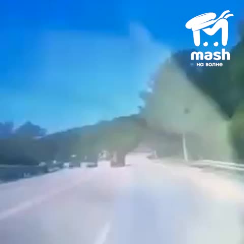 Столкновение микроавтобуса и трактора под Алупкой