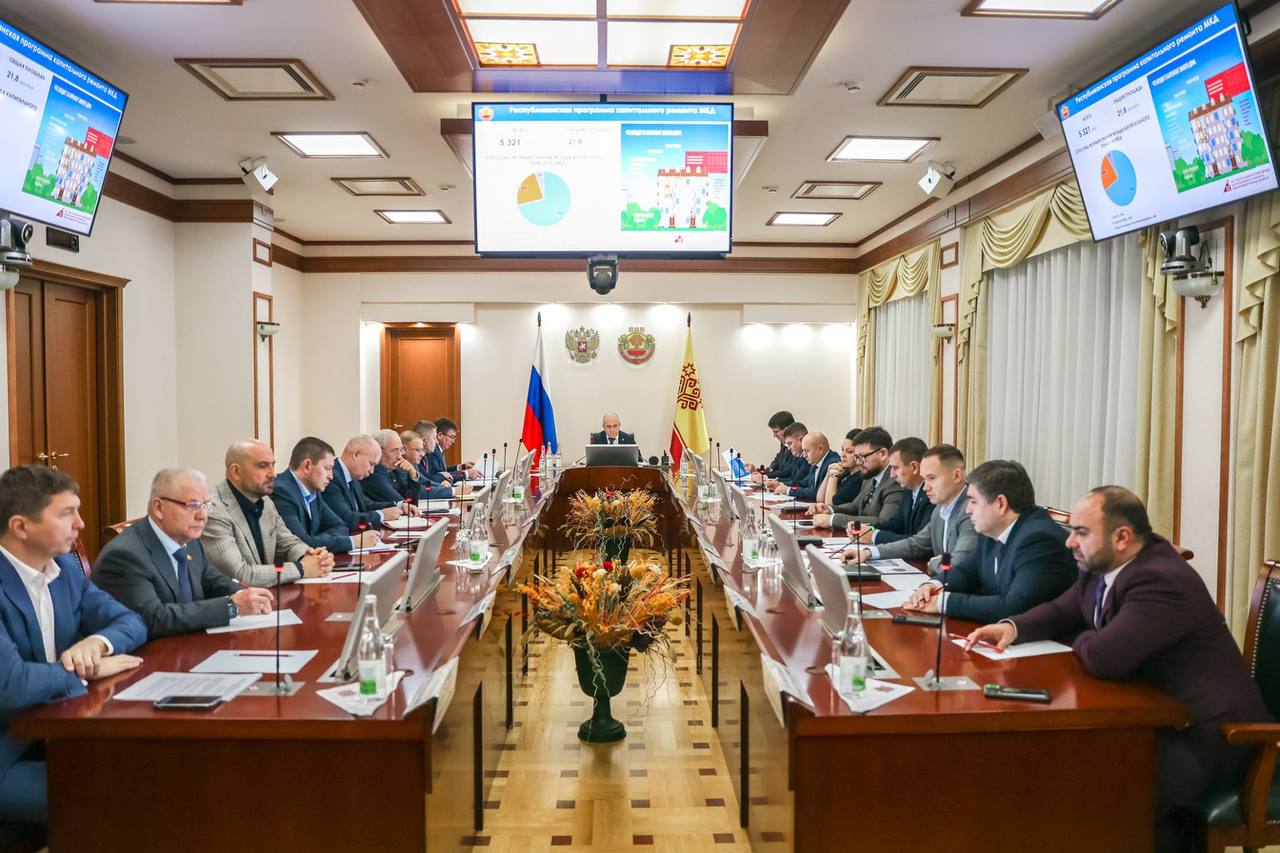 На расширенном заседании правительства Чувашии по вопросу работы Фонда капитального ремонта было предложено увеличить плату за капремонт Так планируется покрыть долг собственников которые недоплатили более 800 млн рублей На заседании предложено увеличить размер платы за капремонт до среднероссийского показателя 14 14 рублей кв м для домов с лифтом и 13 03 рублей кв м для домов без лифта Отмечается что сейчас усредненный показатель в Чувашии составляет 11 03 рублей кв м и с этим показателем республика занимает 8 место в ПФО За счет увеличения платы а также усиления работы по взысканию средств с собственников планируется покрыть долг в размере 809 млн рублей который накопили собственники В текущем году запланировано провести капремонт в 346 домах на 3 6 млрд рублей По 102 домам контракты еще не заключены планируется повторное проведение аукционов Глава Минстроя Чувашии Владимир Максимов пояснил что аукционы не состоялись из за отсутствия заявок Депутаты предложили не выторговывать одним лотом большой объем объектов чтобы малые предприятия тоже могли участвовать в торгах Также рекомендовали проверить стоимость работ которая могла уже измениться В следующем году запланировано провести работы в 335 МКД Общий объем финансирования краткосрочного плана 3 5 млрд рублей Участники заседания решили взять непродолжительный тайм аут и обсудить выдвинутые инициативы