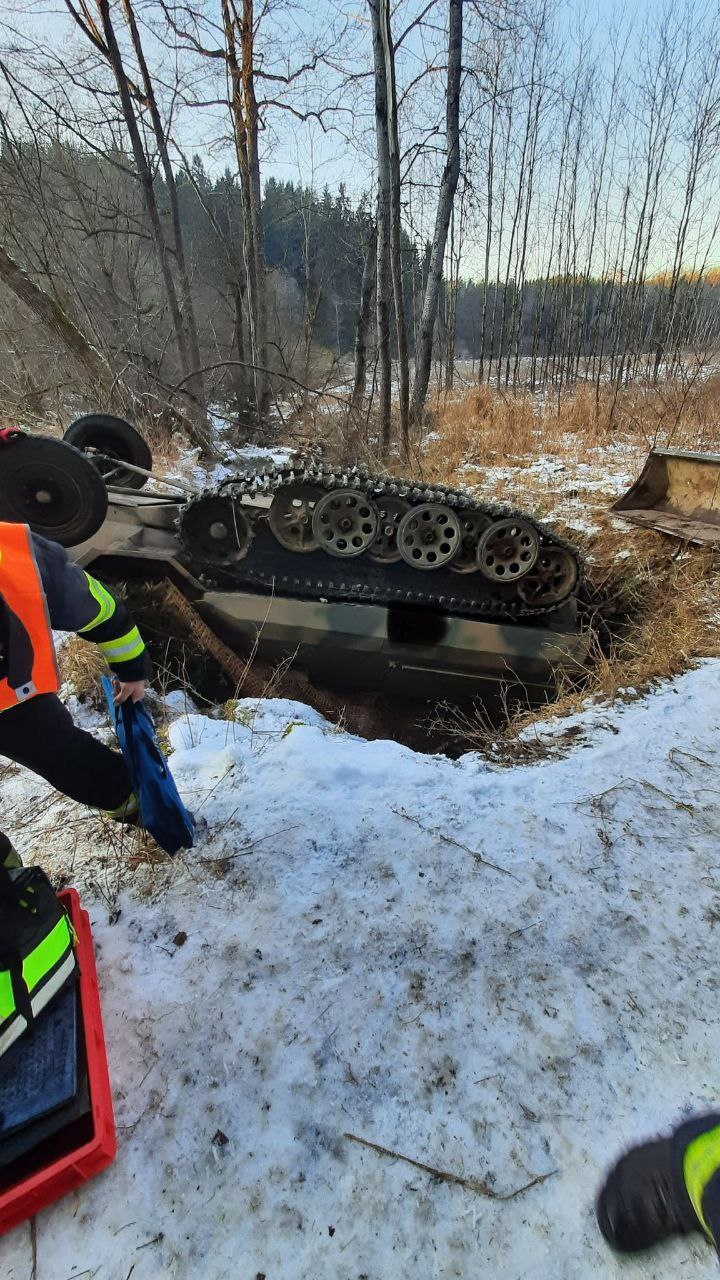 В Чехии на показе военной техники перевернулся бронетранспортер, – местная полиция.  Два человека погибли, ещё восемь ранены.  НАШИ РЕСУРСЫ:   Telegram   Tik-tok   YouTube   RUTUBE