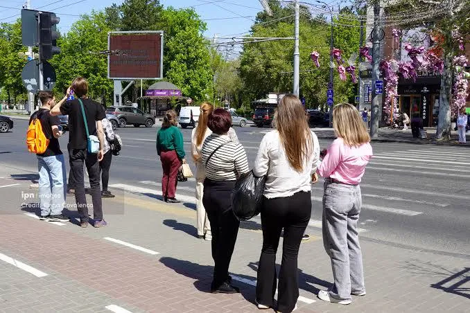Рабочих рук всё меньше Молдова стремительно теряет людей За последний год рынок труда недосчитался людей в объёме сопоставимом с населением двух районов страны Количество вакансий уже превышает число тех кто ищет работу При этом уезжают не только низкооплачиваемые сотрудники но и квалифицированные специалисты с хорошими доходами всё чаще дело не в зарплатах а в общем уровне жизни Ситуацию усугубляет разрыв между относительно стабильным Кишинёвом и обедневшими регионами а также высокая доля теневой занятости около 18 За 33 года население страны сократилось примерно на треть и судя по динамике через год эти цифры станут ещё тревожнее Подпишись на primulinmd