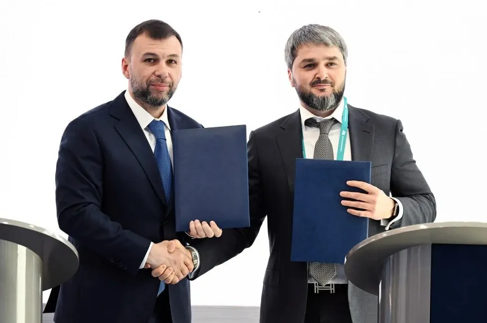 В ДНР запустят производство каркасных автобусов и спецтехники Республика подписала три соглашения и меморандум о развитии промышленности и жилищного строительства на полях KazanForum сообщил Глава ДНР Денис Пушилин Благодаря этому в регионе начнут производство техники компании Донспецмаш А меморандум со спецзастройщиком Гор Строй станет отправной точкой для наращивания темпов жилищного строительства и обеспечения населения доступным жильем Читать полностью Фото канал Дениса Пушилина в МАХ  Подпишись на нас в MAX