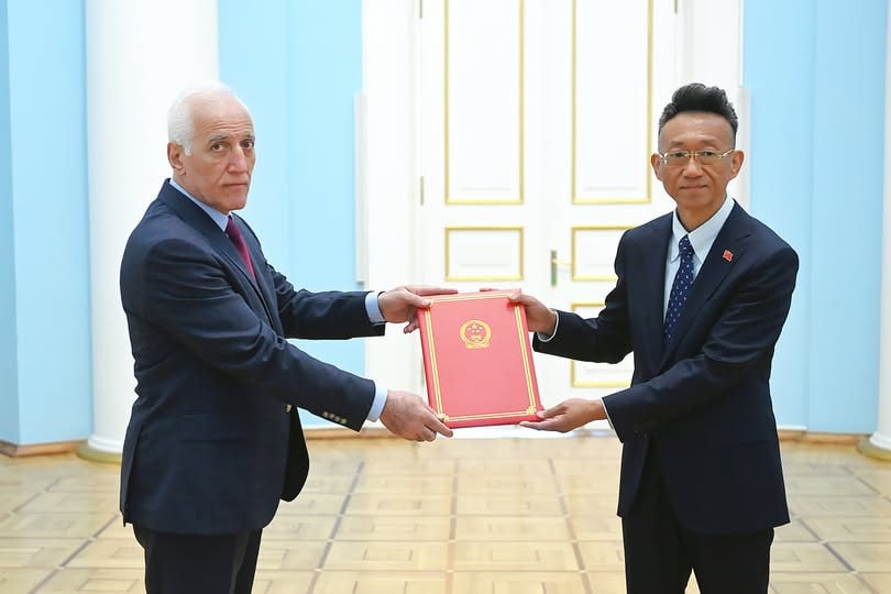 Новоназначенный Чрезвычайный и Полномочный Посол Китайской Народной Республики в Армении Ли Синвэй сегодня вручил верительные грамоты Президенту Республики Армения Ваагну Хачатуряну.