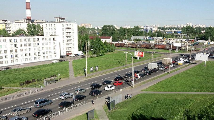 В Петербурге наконец-то начал движение проект Краснопутиловской развязки Город объявил конкурс на проектирование путепровода через железнодорожные пути между станциями "Автово" и "Нарвская". На работы выделено 359 млн рублей, а готовый проект должны представить к декабрю 2026 года. Развязка разгрузит один из самых проблемных переездов города, где ежедневно образуются километровые пробки. Протяженность участка — 1,3 км, включая 685-метровую эстакаду. Объект много лет переходил из одной программы в другую, даже рассматривался вариант концессии. Это будет настоящим подарком для автомобилистов юго-запада Петербурга. Флэш Питер - подписаться