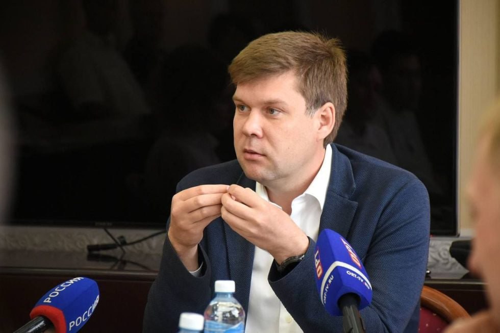 Оренбург Медиа   Альберт Юмадилов назвал пути решения мусорной проблемы в Оренбурге  Одна из причин проблем с вывозом мусора в Оренбурге — отсутствие договоров у регионального оператора с бизнесом, СНТ и гаражными кооперативами, рассказал врио главы города Альберт Юмадилов.  Он отметил, что проблему с мусором держат на контроле. Санитарное состояние Оренбурга он назвал одной из приоритетных задач городской администрации.    Большая реплика врио главы о мусорной проблеме и путях решения:         Оренбург... подробнее на канале: Оренбург Медиа @