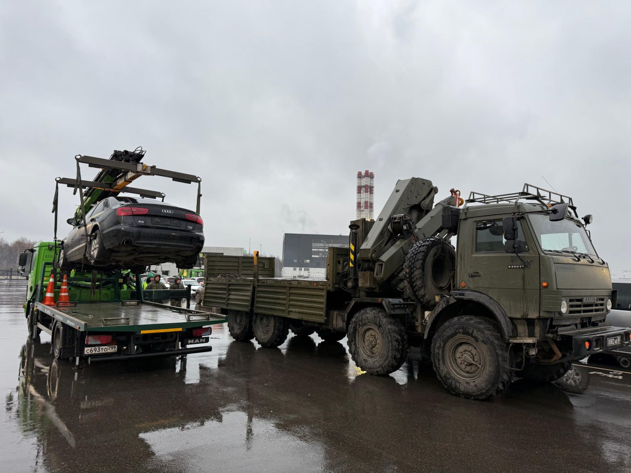 В Москве судебные приставы конфисковали у любителя пьяной езды автомобиль Audi А6 и передали его на нужды СВО.   Мужчина, лишённый прав, повторно попался на пьяной езде. Суд приговорил его к 200 часам обязательных работ, продлил лишение водительских прав ещё на два года, а машину постановил передать в доход государства. Приставы передали автомобиль Минобороны, уточнив, что он отправится на нужды СВО.    фото: ГУФССП по Москве