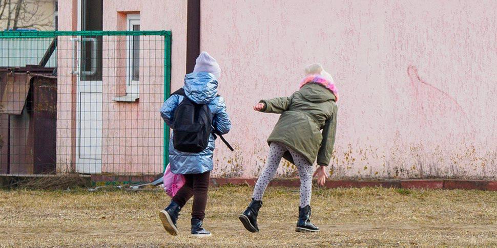 В Беларуси участились случаи гибели детей  По данным Генпрокуратуры, с 2021 года погибли 444 ребенка, среди них есть 101 случай самоубийств и 12 убийств.   На пресс-конференции в Минске начальник управления по надзору за исполнением законодательства о несовершеннолетних и молодежи Виктория Финевич сообщила подробности, отметив, что эти случаи находятся под пристальным контролем властей.  В общей статистике приводятся данные о причинах гибели детей. Так, 113 детей утонули, 70 погибли в результате дорожно-транспортных происшествий, 37 — в пожарах, а 21 ребенок погиб от падения с высоты.  Финевич добавила, что только за 2024 год в стране уже скончались 94 ребенка, что на 28% больше по сравнению с аналогичным периодом прошлого года.