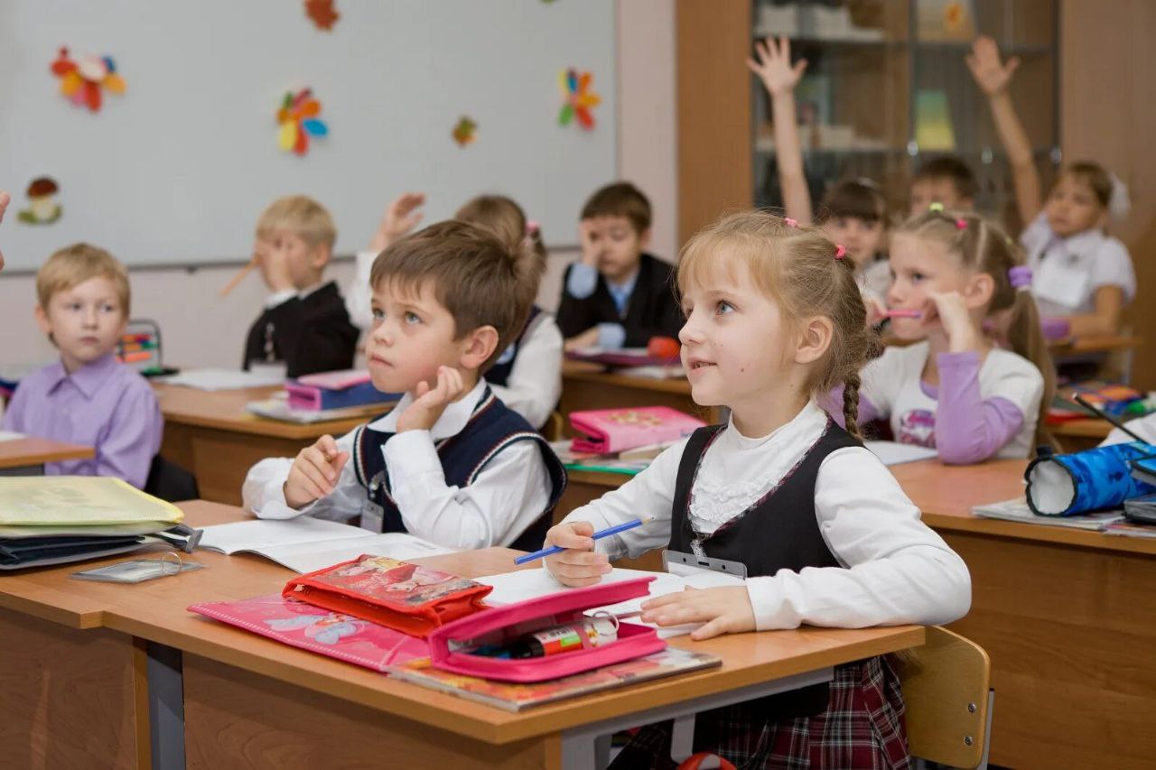 В сентябре Госдума вновь обсудит проблему чрезмерной нагрузки на школьников.  Спикер Вячеслав Володин заявил, что актуальным становится вопрос об отмене домашних заданий.   Напомним, что в апреле Минпросвещения установило нормы времени на выполнение домашних заданий для учеников младших классов.   Russia News - Подпишись