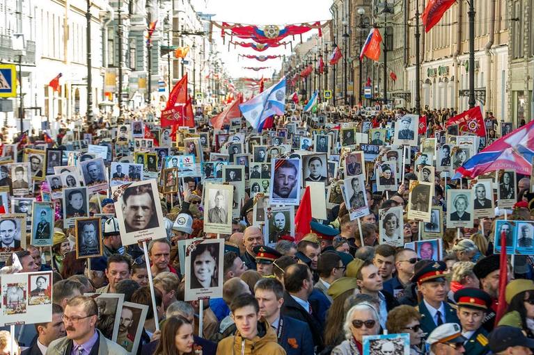 «Бессмертный полк» в Петербурге в этом году может пройти очно  Акция с 2022 года в Северной столице проводилась в онлайн-формате. Три года подряд такие изменения вводили из-за угрозы общественной безопасности.  Но в 2025 году всё может измениться. Власти планируют, что 9 мая шествие вновь пройдёт по центру Петербурга. Об этом рассказали на заседании городского правительства.   : Олег Золото   : СПб — отдай свой буст нам