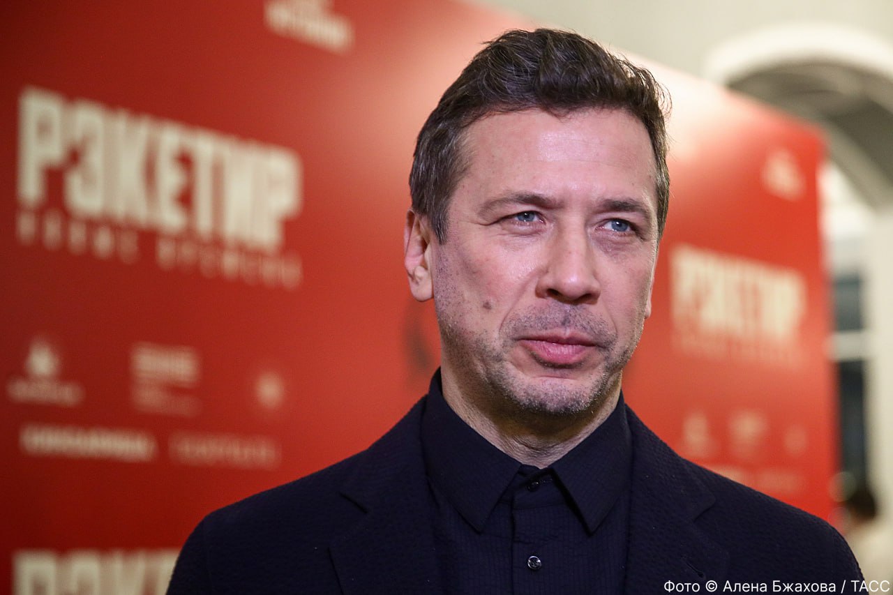 Звезда «Бумера» Мерзликин развелся с женой в День семьи, любви и верности В Сети появилась информация, что актер Андрей Мерзликин развелся со своей супругой Анной прямо в праздничную дату. В беседе с «Абзацем» уже бывшая супруга артиста подтвердила этот факт. «Мы не даем комментариев по этому поводу. Информация соответствует действительности, но комментариев не будет», – сказала она. В браке с Анной Мерзликиной актер состоял с 2006 года. У пары четверо детей. Заявителем по иску значился Мерзликин. Подпишитесь на «Абзац» Добавьте «Абзац» в ленту «Дзена»